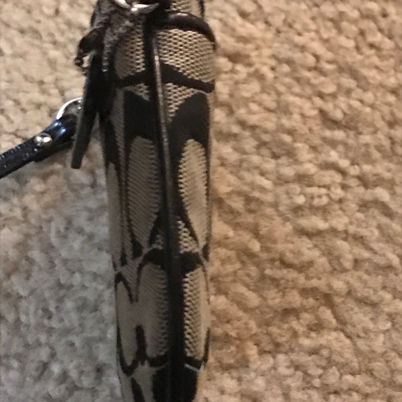 Coach wristlet, tan and black signature jacquard. - Picture 6 of 10